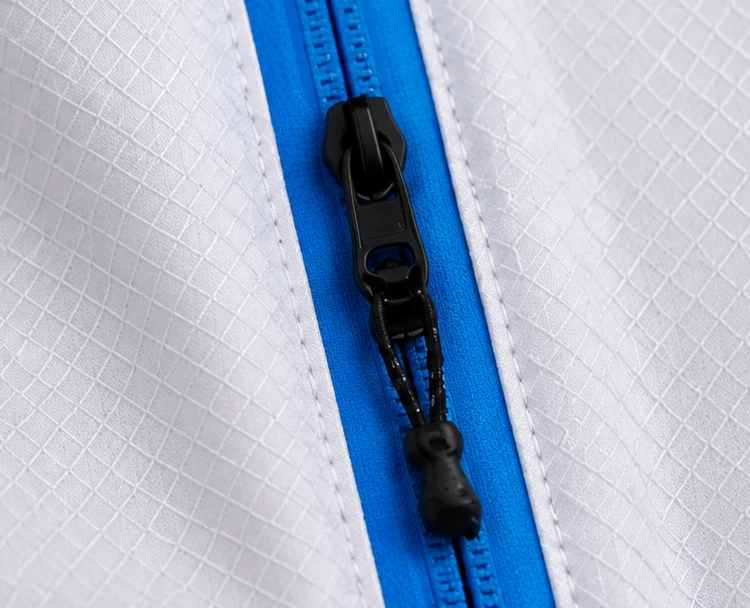 CARRY detail: front zipper